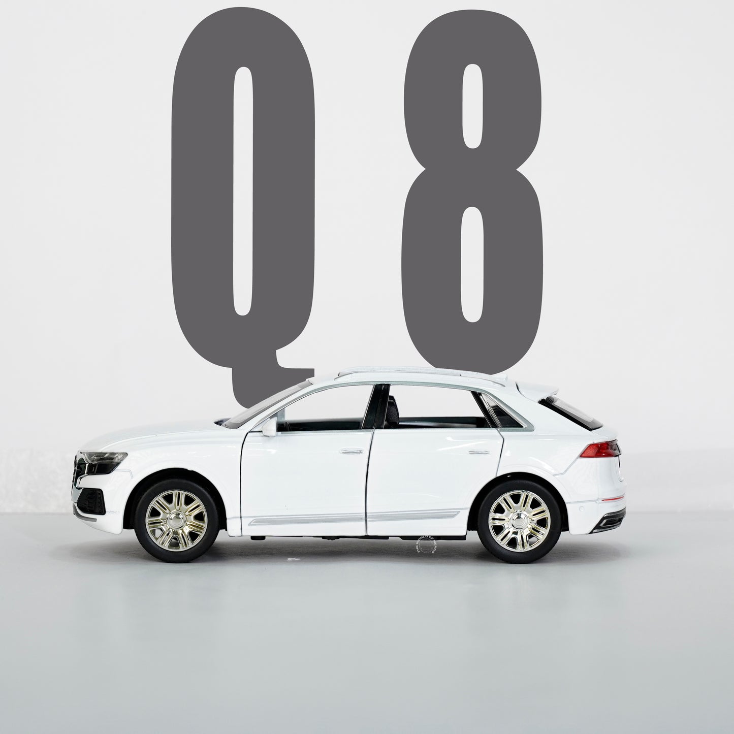 WHITE-AUDI Q8 SCALE - 1:24