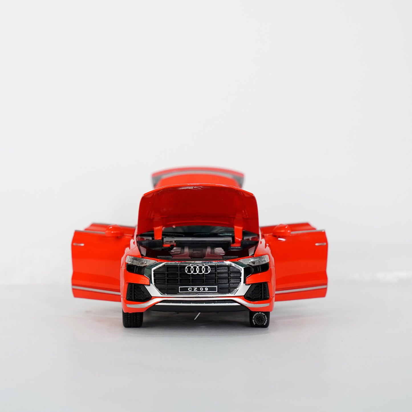 RED-AUDI Q8 SCALE - 1:24