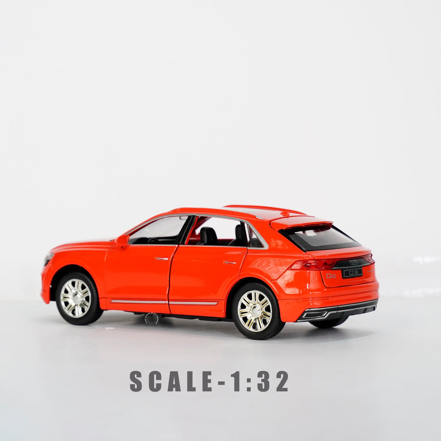 RED-AUDI Q8 SCALE - 1:24