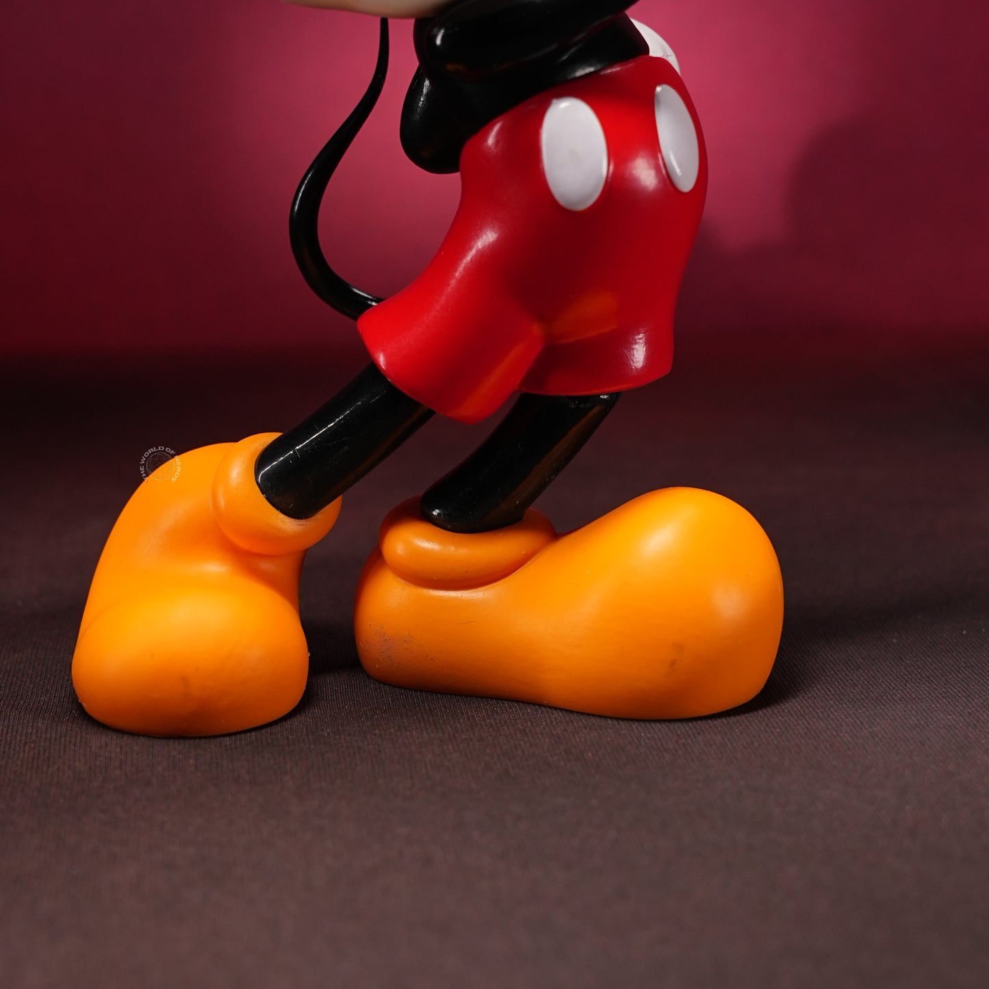 Disney Classic Mickey Mouse Signature Pose Edition Figure