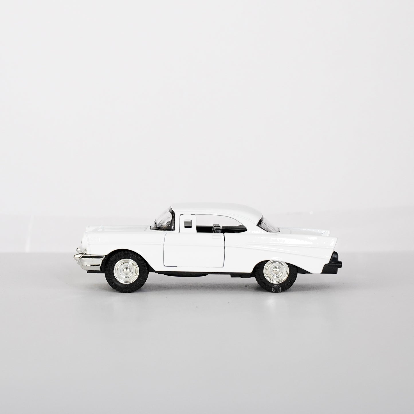 WHITE-CHEVROLET BEL AIR CAR SCALE - 1:32