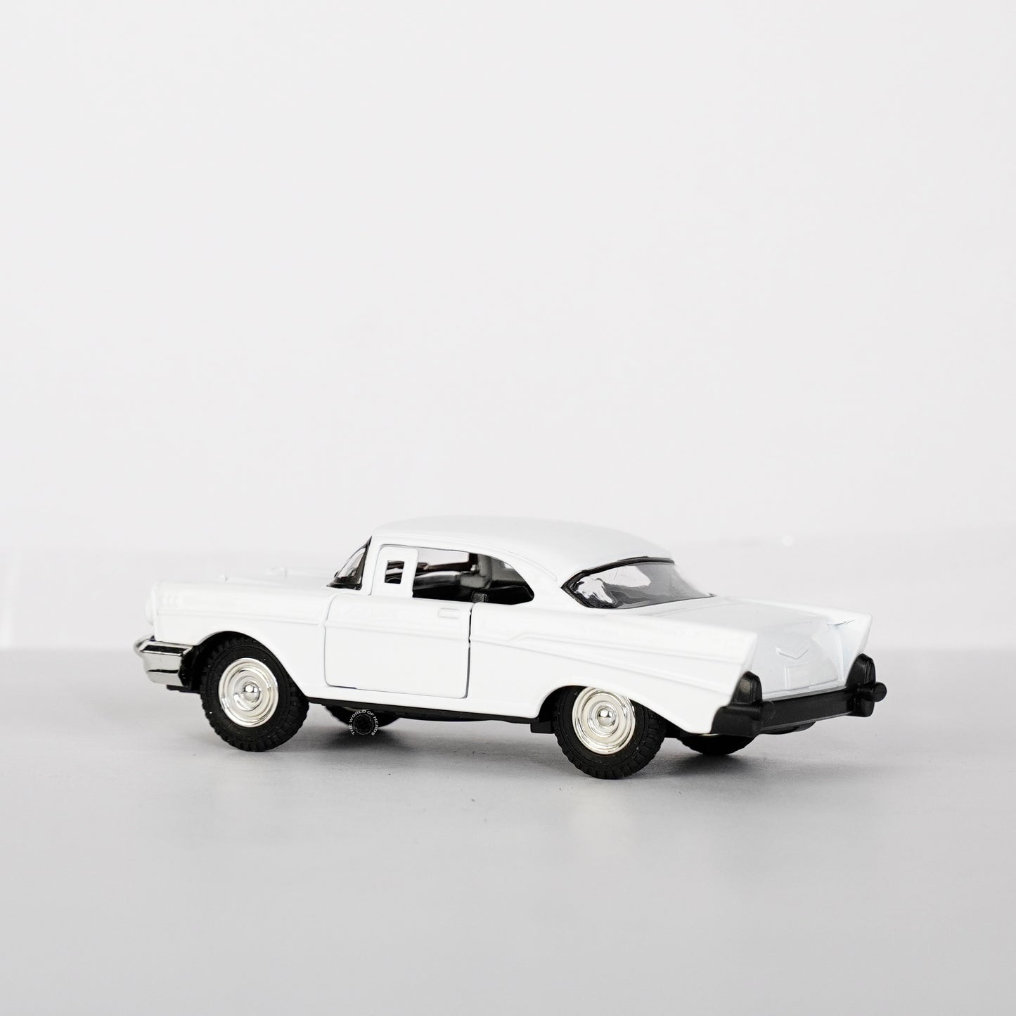 WHITE-CHEVROLET BEL AIR CAR SCALE - 1:32