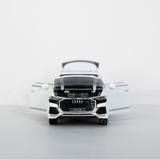 WHITE-AUDI Q8 SCALE - 1:24