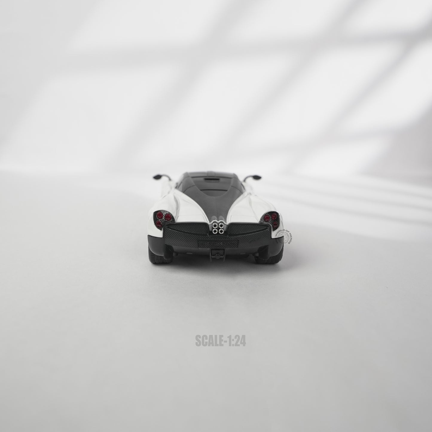 PAGANI HUAYRA-1:24-WHITE-R/C LICENSED