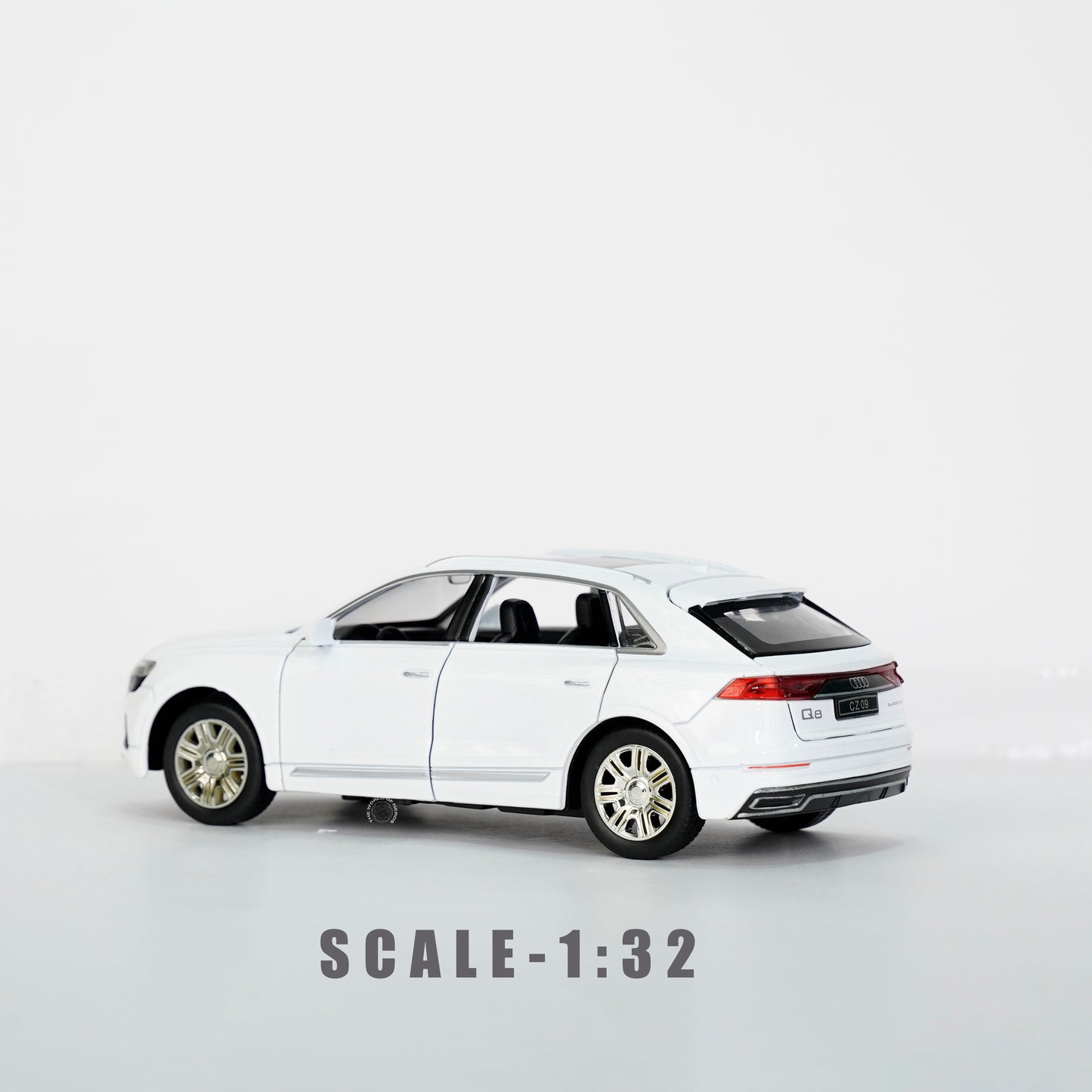 WHITE-AUDI Q8 SCALE - 1:24