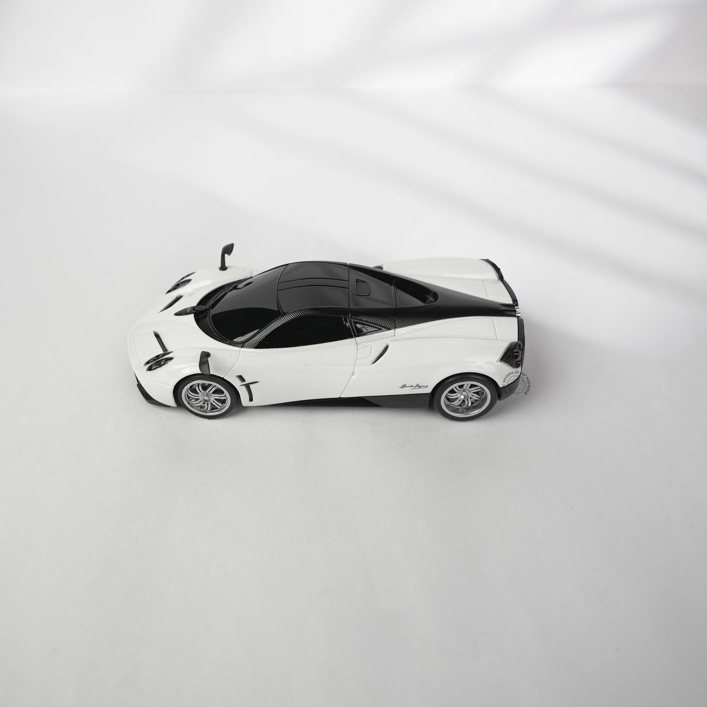 PAGANI HUAYRA-1:24-WHITE-R/C LICENSED