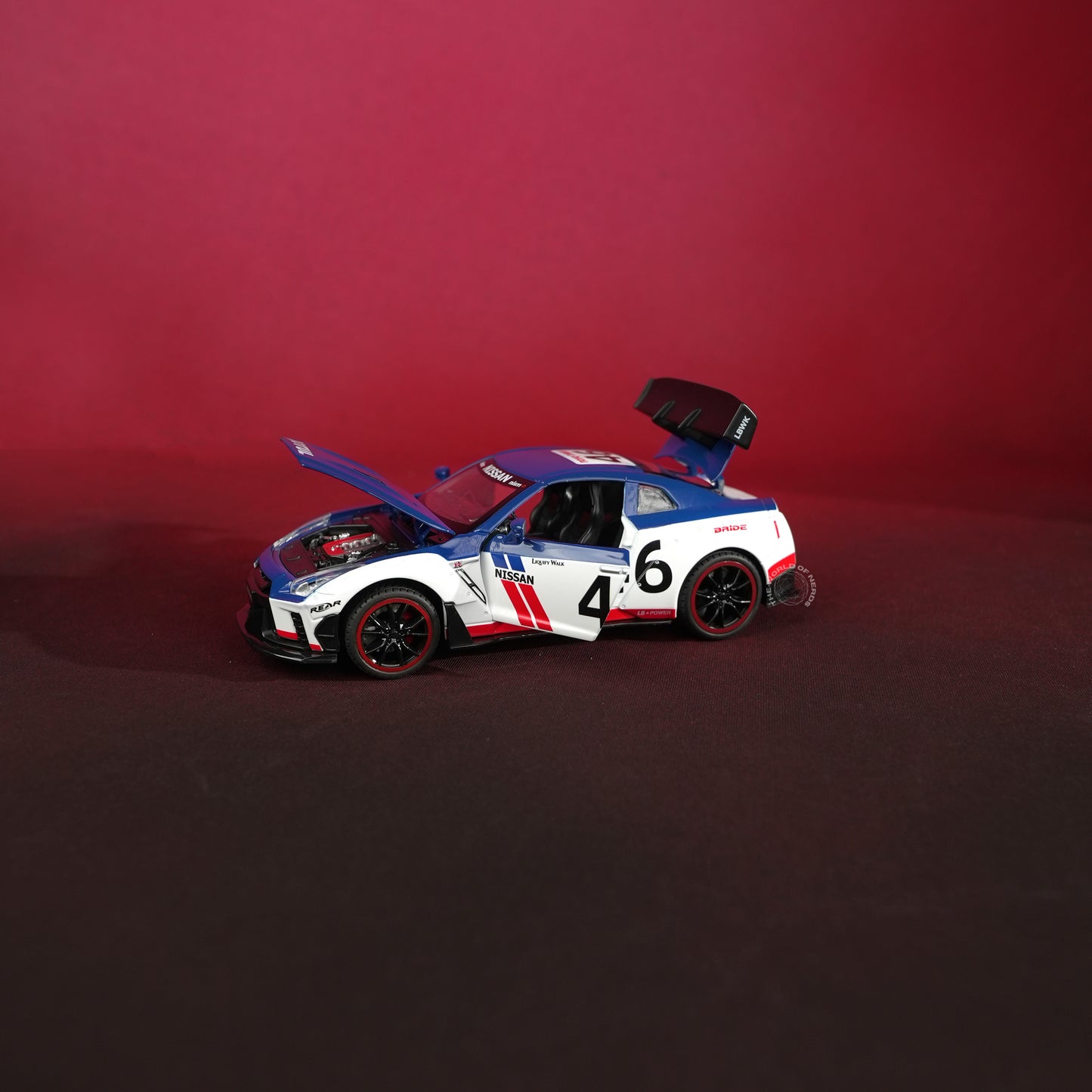 Nissan GT-R R35 White Model Car - 1:22 Scale Diecast