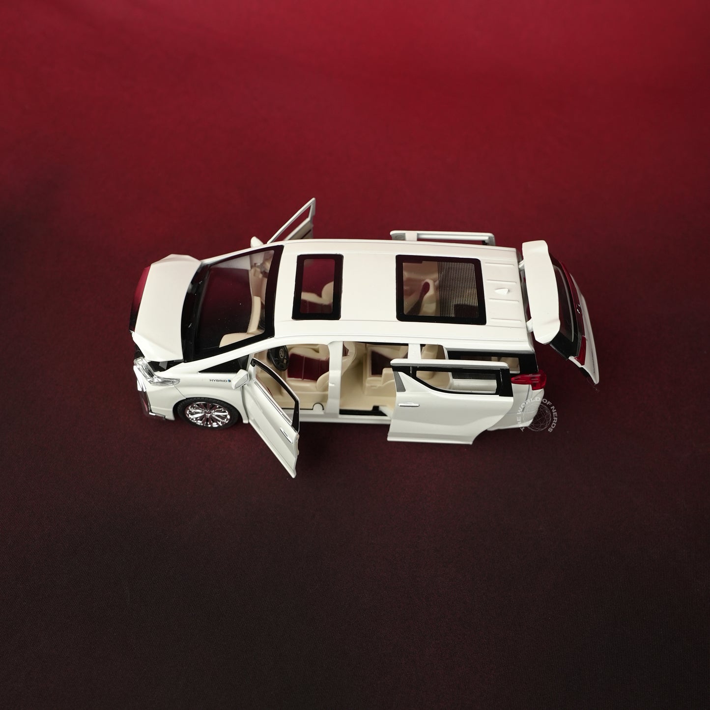Toyota Alphard Diecast Model Car – 1:24 Scale (White)