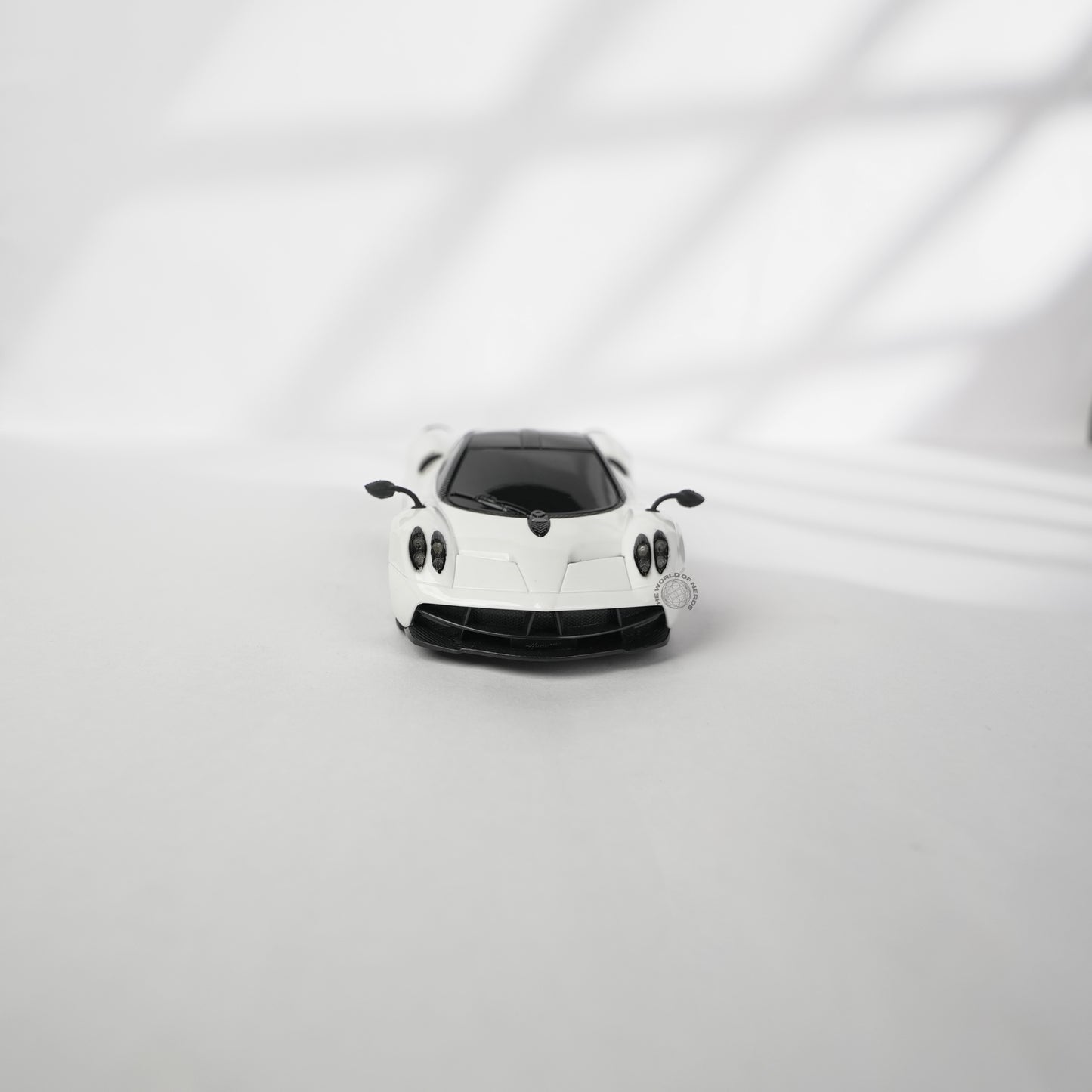 PAGANI HUAYRA-1:24-WHITE-R/C LICENSED