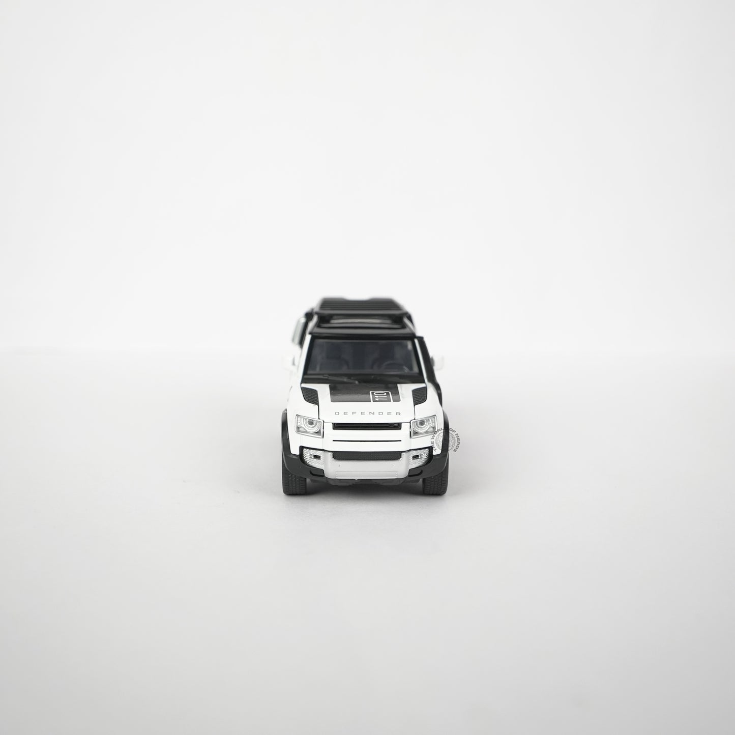 Land Rover Defender 110 White Model Car - 1:32 Scale Diecast