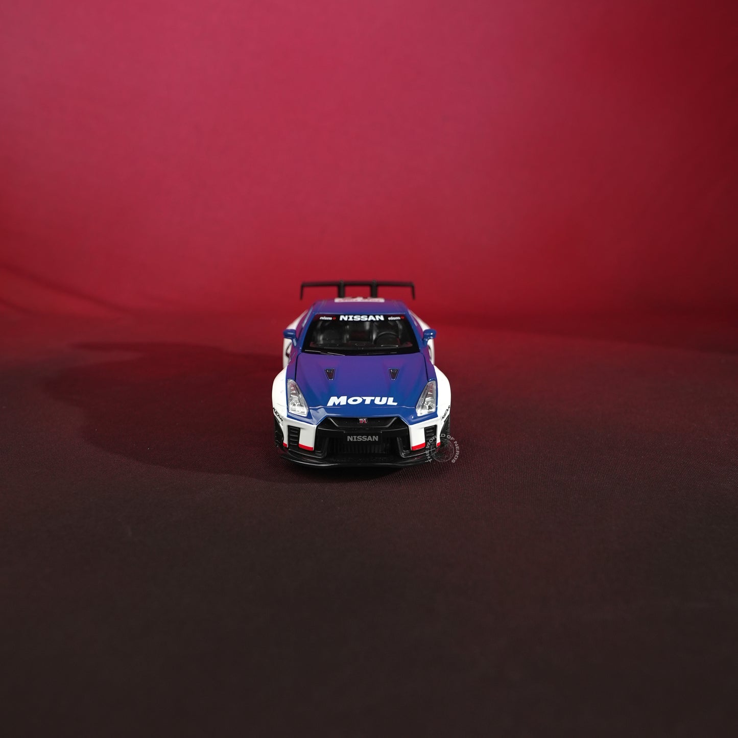 Nissan GT-R R35 White Model Car - 1:22 Scale Diecast