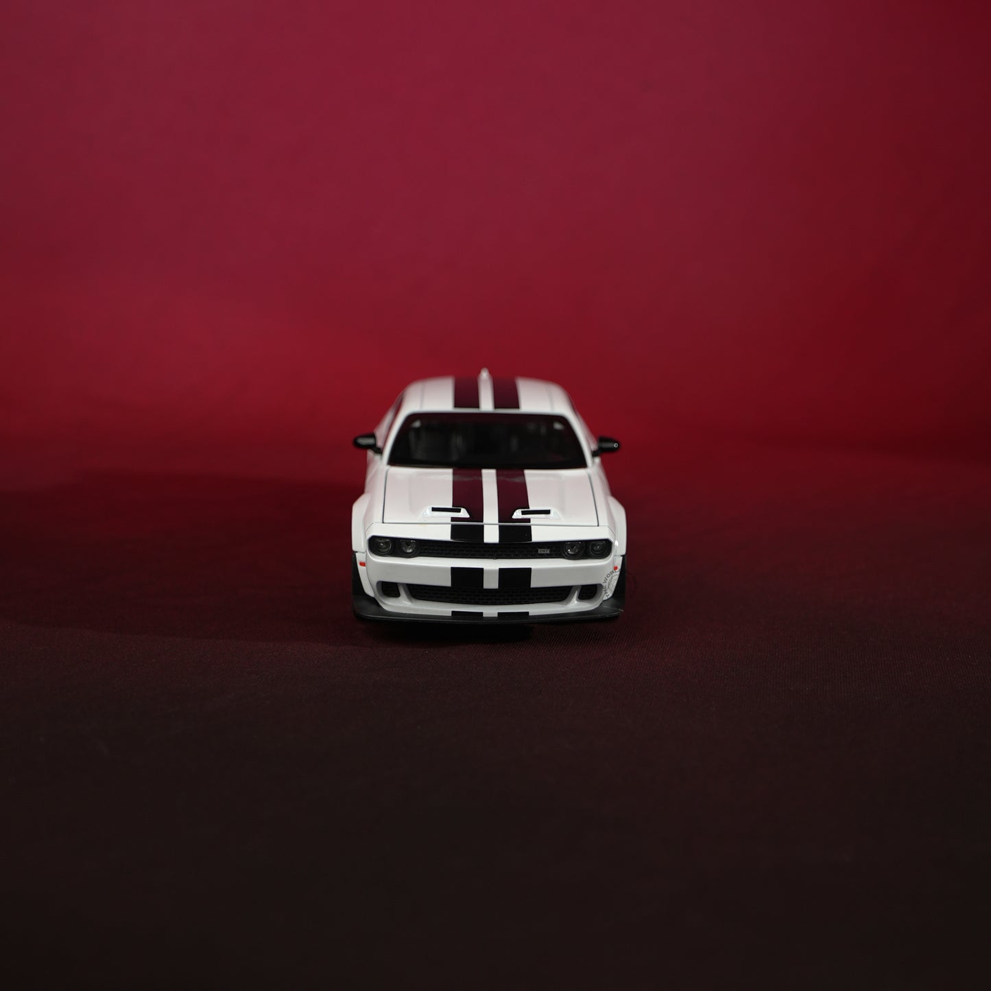 Dodge Challenger White Model Car - 1:22 Scale Diecast