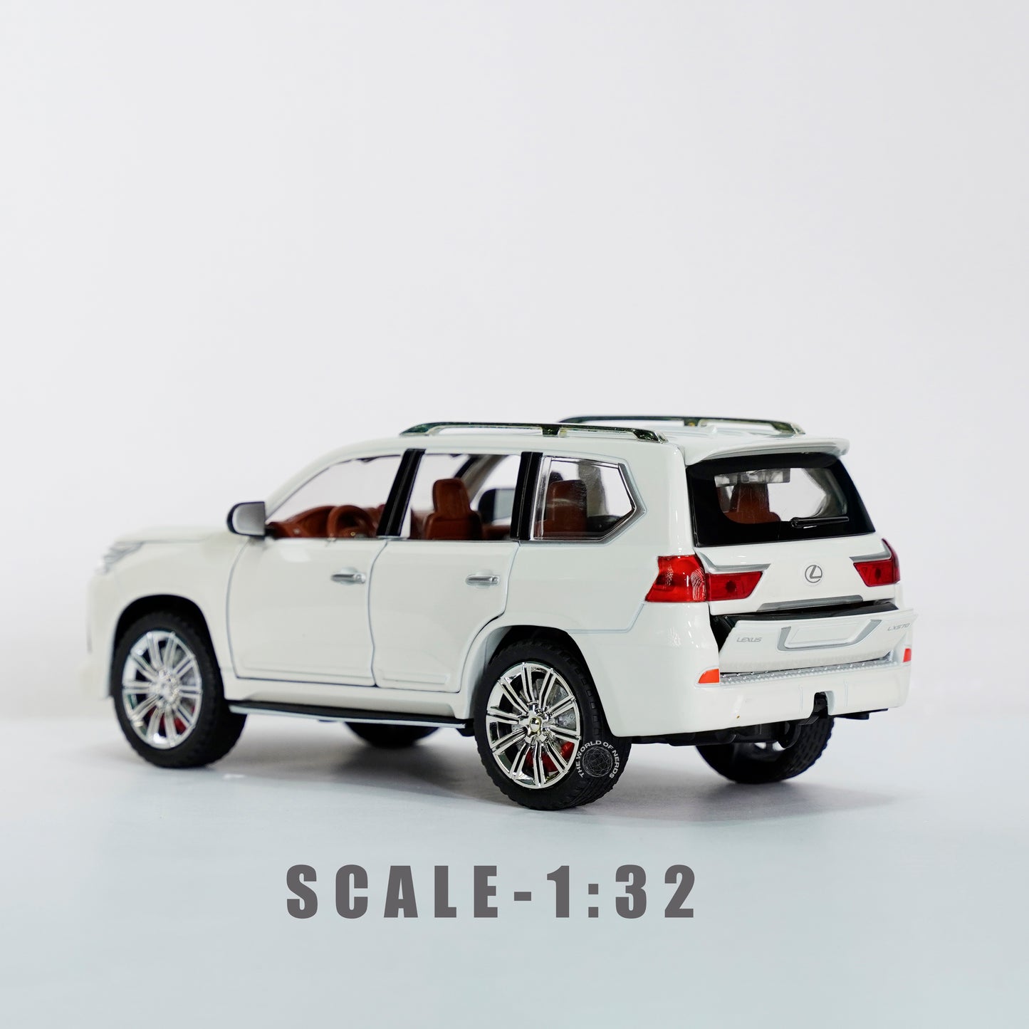 WHITE-LEXUS LX570 SCALE - 1:24