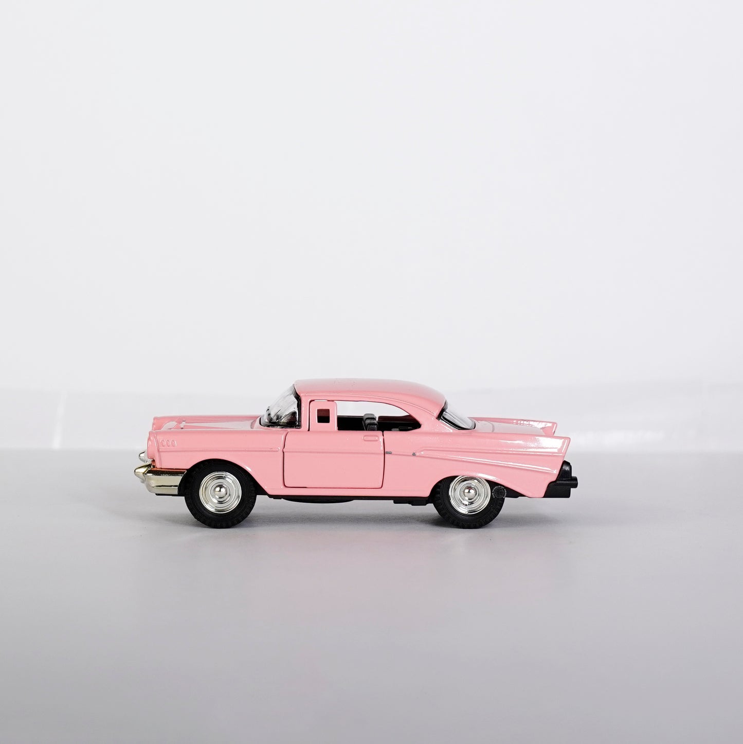 PINK-CHEVROLET BEL AIR CAR SCALE - 1:32
