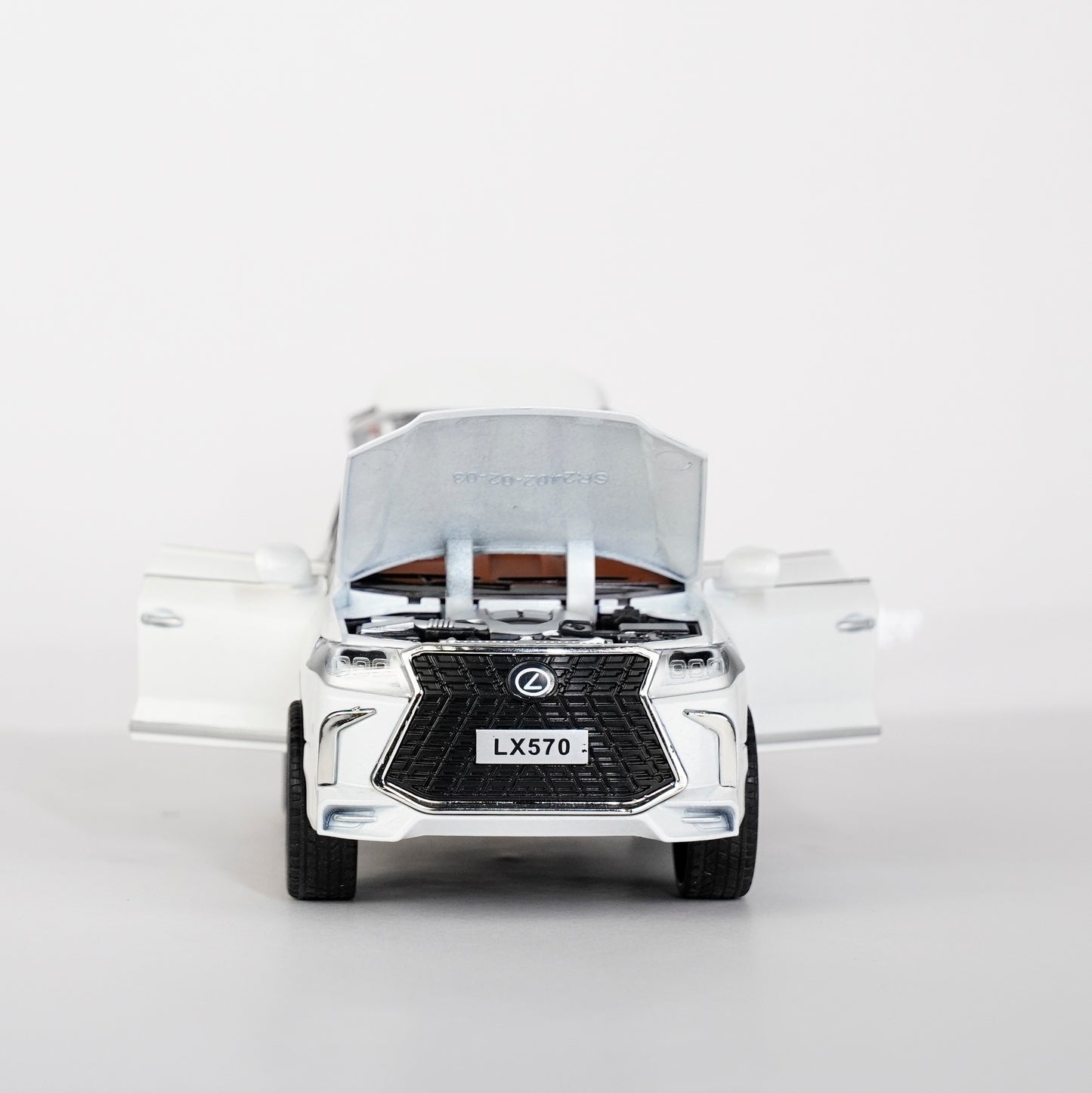 WHITE-LEXUS LX570 SCALE - 1:24 D2